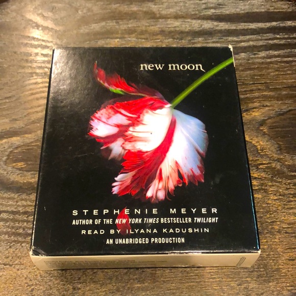 NEW MOON from TWILIGHT SAGA Random house Audio & Listening Library - Picture 1 of 4